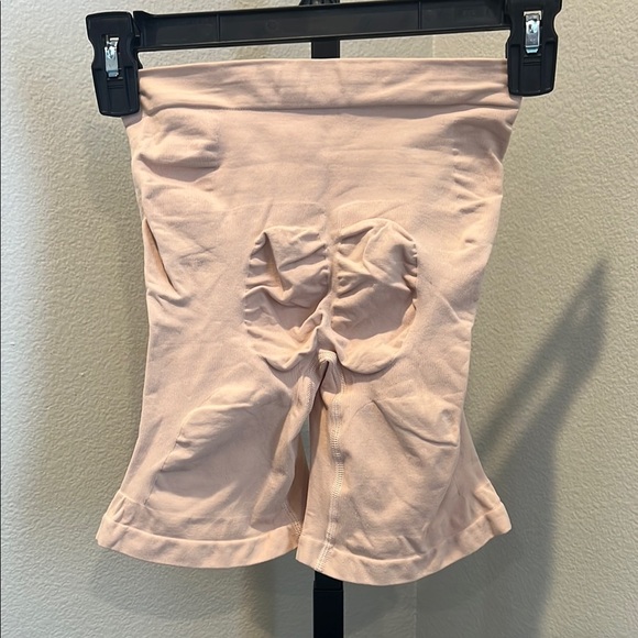 SKIMS Light Beige High-Waisted shaper - Picture 3 of 3